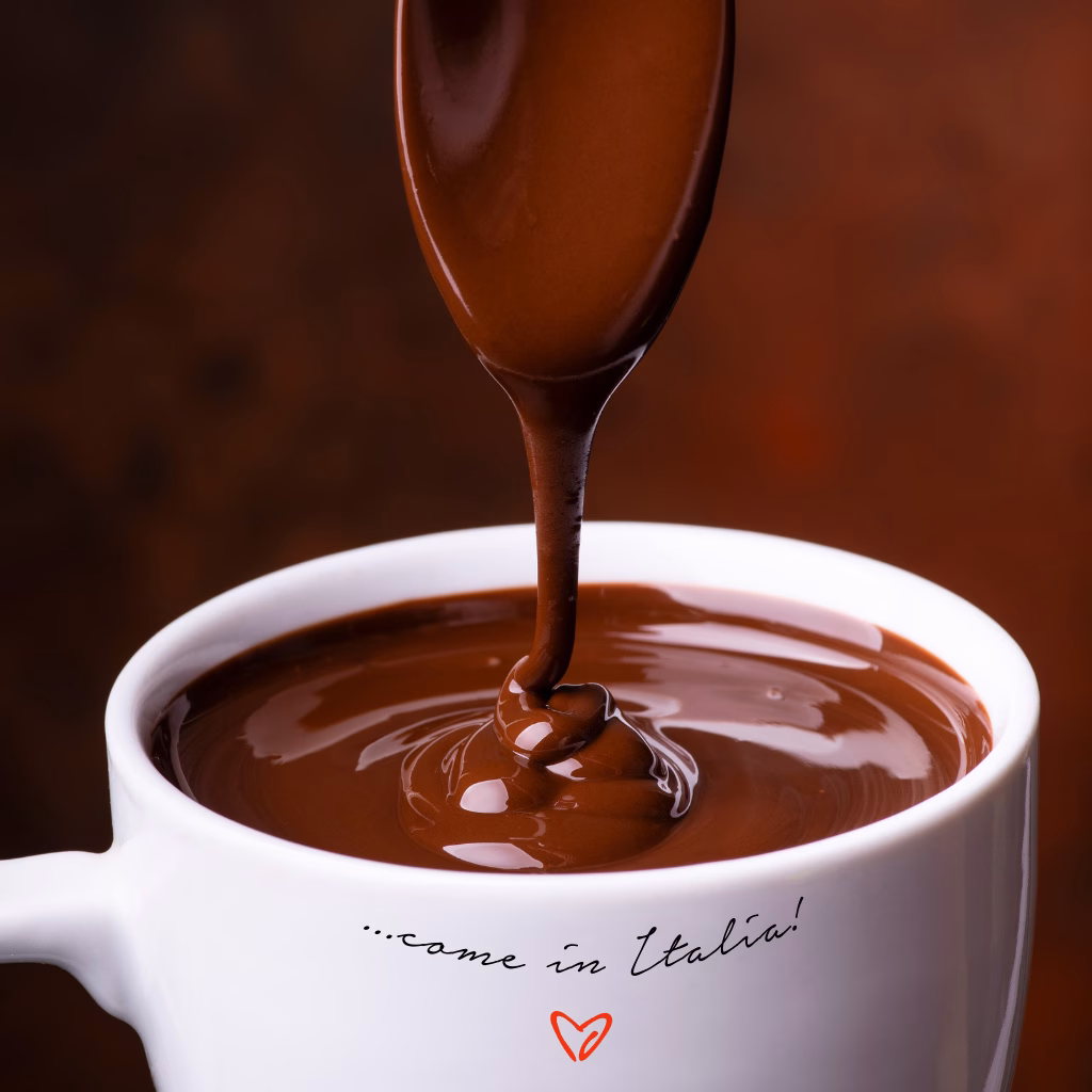 Imagebild weiße Tasse mit Schokoladenpudding, der von einem Löffel fließt, Schriftzug "come in Italia" und Herz