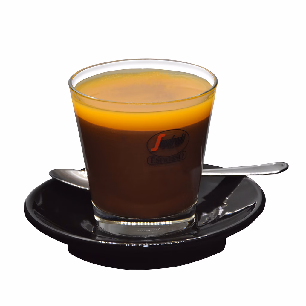 Glas auf einer schwarzen Untertasse mit Schokoladenpudding und einem gelb-orangen Fruchtspiegel, kein Hintergrund